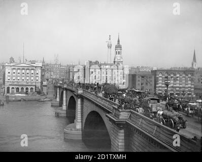 LONDON BRIDGE, City of London. Die Brücke wurde 1825 wieder aufgebaut, da die alte nach einem Entwurf von John Rennie dem zunehmenden Verkehr nicht mehr gewachsen war. Die früheste bekannte Brücke auf der Website stammt aus der Römerzeit. Fotografiert von Henry Taunt im Jahr 1880. Stockfoto