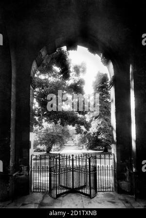 BOTANISCHER GARTEN, High Street, Oxford, Oxfordshire. Blick durch das Haupttor, erbaut 1632-3 von Nicholas Stone, entlang einer grünen Allee. Der Garten wurde erstmals 1621 von Henry Danvers als Oxford Physic Garden gegründet. Fotografiert von Henry Taunt im Jahr 1911. Stockfoto