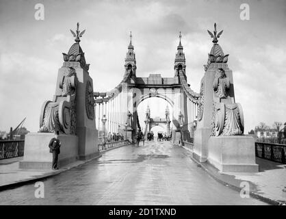 HAMMERSMITH BRIDGE, Hammersmith, Greater London. Die von Sir Joseph Bazalgette 1883 erbaute Brücke, von Süden genommen, mit Elephantine Ornament im Vorgeg. Diese Brücke ersetzt eine frühere Hängebrücke auf dem Gelände, aber einige der ursprünglichen Teile wiederverwendet. Fotografiert von Henry Taunt zwischen 1887 - 1922. Stockfoto