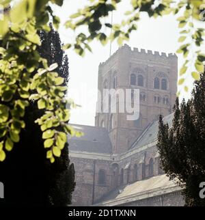 ST ALBANS ABBEY, St Albans, Hertfordshire. Der Turm der Abtei St. Albans von Nord-West im Kirchhof. Fotografiert von John Gay in den 1960er Jahren. Stockfoto