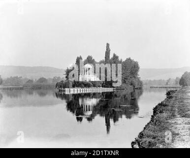 HENLEY-ON-THAMES, OXFORDSHIRE. Ein Blick auf die Themse, der den Regatta Course zeigt, mit dem Tempel auf Temple Island in der Ferne. Erbaut 1771 nach einem Entwurf von James Wyatt, war der Tempel ursprünglich eine Fischerhütte für Fawley Court in der Nähe. Fotografiert von Henry Taunt im Jahr 1900. Stockfoto