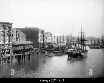 BILLINGSGATE MARKET, Lower Thames Street, City of London. Blick von der London Bridge auf die Themse mit dem Tower of London in der Ferne und dem alten Billingsgate Market im Vordergrund links. Jahrhundertelang war dies der Hauptanlegeplatz für Fischerboote zum Entladen und Mooren, mit dem Custom House nebenan. Fotografiert von Henry Taunt im Jahr 1880. Stockfoto