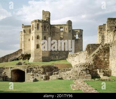 WARKWORTH CASTLE, Northumberland. Der Bergfried und die Kernburg aus dem Süden. Stockfoto