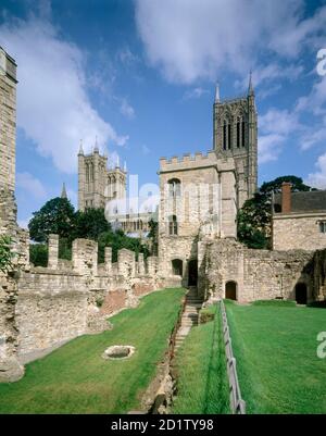 BISHOP'S PALACE, LINCOLN, LINCOLNSHIRE. Blick auf den Alnwick Tower mit der Kathedrale dahinter. Stockfoto