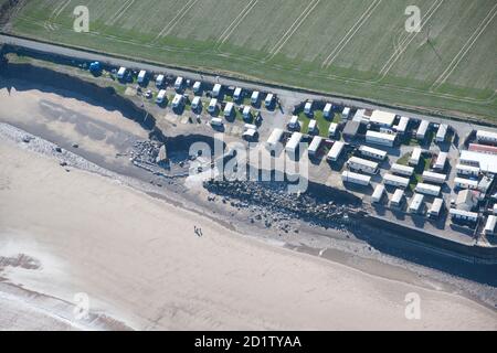 Küstenerosion durch Westholme Avenue, Hornsea, East Riding of Yorkshire, 2014, Großbritannien. Luftaufnahme. Stockfoto