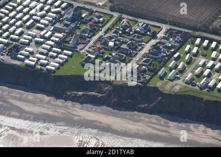 Küstenerosion durch Westholme Avenue, Hornsea, East Riding of Yorkshire, 2014, Großbritannien. Luftaufnahme. Stockfoto