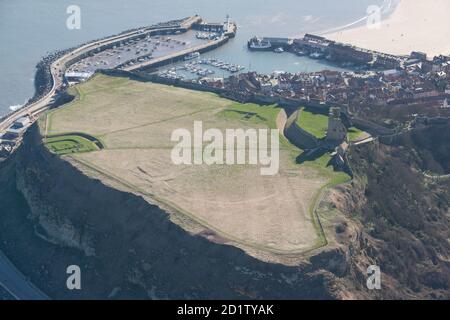 Scarborough Harbour und die Ruinen von Scarborough Castle, Chapel of Our Lady und Roman Signal Station, Scarborough, North Yorkshire, 2014, Großbritannien. Luftaufnahme. Stockfoto