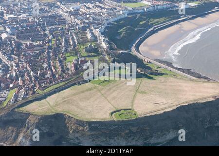 Ruinen von Scarborough Castle, Chapel of Our Lady and Roman Signal Station, Scarborough, North Yorkshire, 2014, Großbritannien. Luftaufnahme. Stockfoto