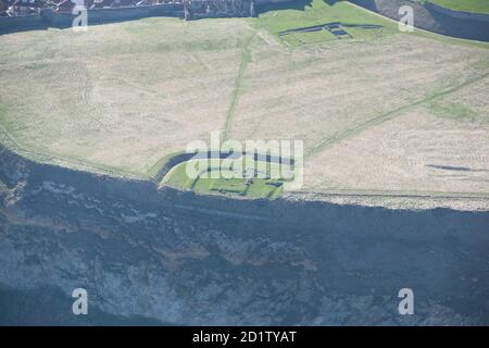 Ruinen von Scarborough Castle, Chapel of Our Lady und Roman Signal Station, Scarborough, North Yorkshire, Großbritannien. Luftaufnahme. Stockfoto