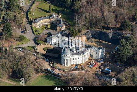 Sundridge Park Mansion, entworfen von John Nash und abgeschlossen von Sameul Wyatt, während der Umwandlung in Wohnhäuser, Sundridge Park, Bromley, London, 2018, UK. Luftaufnahme. Stockfoto