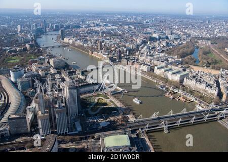 Blick südwestlich entlang der Themse Richtung Westminster, London, 2018, Großbritannien. Luftaufnahme. Stockfoto