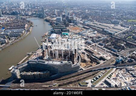 Renovierung des Battersea-Kraftwerks und Bau der Nine Elms Development, London, 2018, Großbritannien. Luftaufnahme. Stockfoto