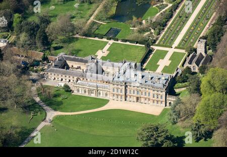 Dyrham Park, Landhaus, formeller Garten, St. Peters Parish Church, Dyrham, South Gloucestershire, 2018, Großbritannien. Luftaufnahme. Stockfoto