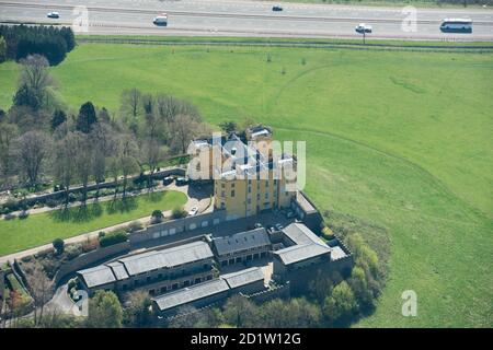 Ehemaliges Dower House im Stoke Park, dann von 1909 bis 1988 zu einem Learning Disability Hospital, 2004 in Wohnungen umgewandelt, Bristol, 2018, Großbritannien. Luftaufnahme. Stockfoto