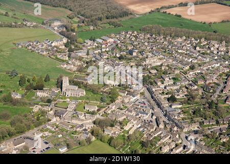 Northleach Market Town und die anglikanische Pfarrkirche St. Peter und St. Paul, Northleach, Gloucestershire, 2018, Großbritannien. Luftaufnahme. Stockfoto