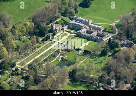 Dyrham Park, Landhaus, formeller Garten, St. Peters Parish Church, Dyrham, South Gloucestershire, 2018, Großbritannien. Luftaufnahme. Stockfoto