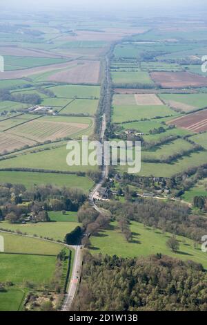 The Fosse Way Roman Road Blick nach Südwesten in Richtung Cirencester, Gloucestershire, 2018, Großbritannien. Luftaufnahme. Stockfoto
