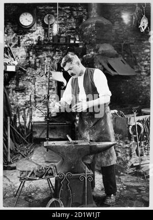 Innenansicht der Forge, zeigt Herrn Jefferies bei der Arbeit, Cotswolds, Gloucestershire, Großbritannien. Stockfoto