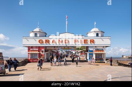 Gesamtansicht des Eingangs zum Pier von Osten, Weston-Super-Mare, Somerset, UK. Stockfoto