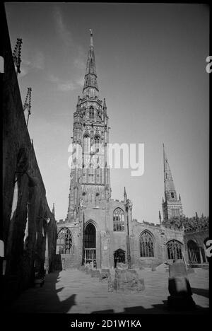 Außenansicht der ruinierten Kathedrale von St. Michael, Coventry, West Midlands, Großbritannien. Stockfoto