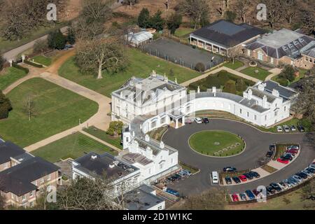 White Lodge, Heimat der Royal Ballet School und ehemaliges Jagdschloss mit einem von Humphry Repton c.1805 entworfenen Gelände, Richmond Park, London, Großbritannien. Luftaufnahme. Stockfoto