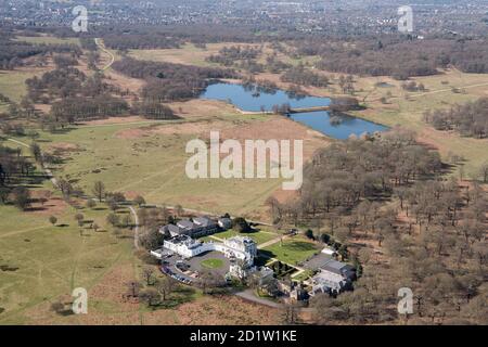 Pen Ponds und The White Lodge, Heimat der Royal Ballet School und der ehemaligen Jagdhütte, Richmond Park, London, Großbritannien. Luftaufnahme. Stockfoto