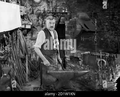 Innenansicht der Forge, zeigt Herrn Jefferies bei der Arbeit, Cotswolds, Gloucestershire, Großbritannien. Stockfoto