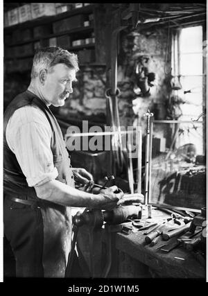 Innenansicht der Forge, zeigt Herrn Jefferies bei der Arbeit, Cotswolds, Gloucestershire, Großbritannien. Stockfoto