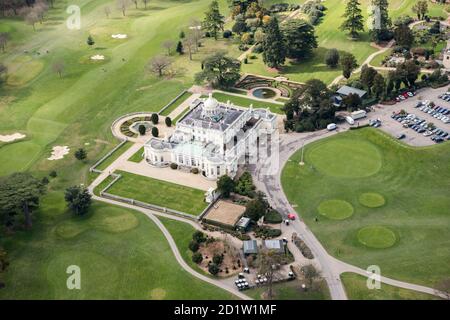 Stoke Park House und Landschaftspark sind jetzt in einen Golfplatz integriert, der Teil eines Luxushotels, Spa und Country Club ist, Stoke Park, Buckinghamshire, Großbritannien. Luftaufnahme. Stockfoto