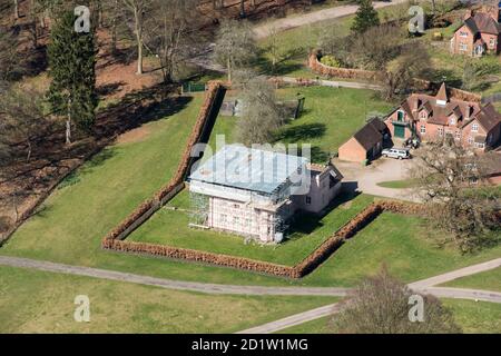 Sandpit Gate Lodge, Heimat des Head Keeper of Windsor Great Park, wird gerade renoviert, Berkshire, Großbritannien. Luftaufnahme. Stockfoto