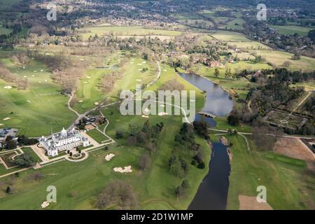 Stoke Park House und Landschaftspark sind jetzt in einen Golfplatz integriert, der Teil eines Luxushotels, Spa und Country Club ist, Stoke Park, Buckinghamshire, Großbritannien. Luftaufnahme. Stockfoto