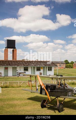 Gesamtansicht des Flugplatzes von Südosten, mit einem Nachbau des 1. Weltkrieges im Vordergrund und dem Pilots' Ready Room im Hintergrund, Flugplatz Stow Maries, bei Maldon Essex, UK. Stockfoto