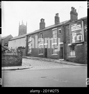 Ward's Fold von Mabgate aus mit dem Turm der St. Mary's Church im Hintergrund, Leeds, West Yorkshire, Großbritannien. Stockfoto