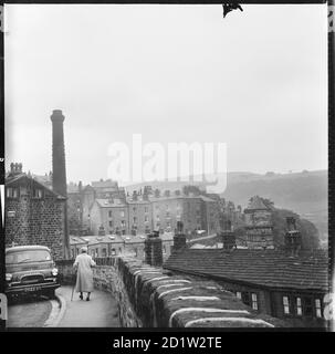 Ein Blick nach Süden von Keighley Road zeigt die Giebelwand der Nummer 49 Keighley Road links und Unity Buildings in der Ferne, Hebden Bridge, West Yorkshire, UK. Stockfoto