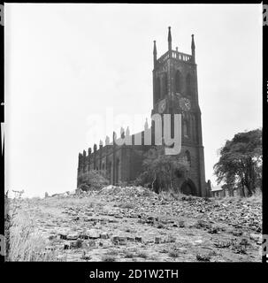 St Mary's Church von Nordwesten aus gesehen, inmitten der Trümmer von den Abbruchhäusern in New Church Place, Leeds, West Yorkshire, Großbritannien. Stockfoto