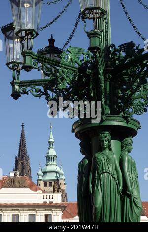 Prager Lampe auf dem Platz der Prager Burg Gaslight Grüner gusseiserner Lampenpfahl aus dem Jahr 1868 mit weiblichen Figuren Stockfoto