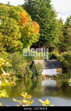 Boothaus am Duddingston Loch mit ein wenig Herbstfarben Edinburgh, Schottland Stockfoto