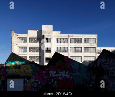 Außenansicht der verlassenen Fabrik mit Wänden mit Graffiti bedeckt. Stockfoto