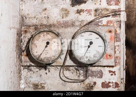 Nahaufnahme von alten und kaputten Messgeräten an einer Ziegelwand. Stockfoto