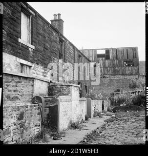 Eine Reihe von verwahrlosten Häusern, wahrscheinlich auf der Nordseite der Ormerod Street, Colne, Pendle, Lancashire, UK. Stockfoto