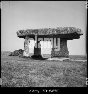 Lanyon Quoit, ein neolithischer Dolmen, aus dem Westen gesehen, Madron, Cornwall, Großbritannien. Stockfoto