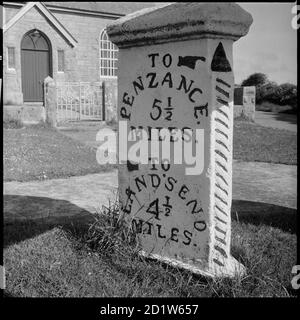 Guide Post zeigt die Entfernung nach Penzance und Lands End, Crow-an-Wra, St. Buryan, Cornwall, Großbritannien. Stockfoto