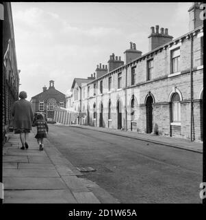 Blick nach Westen entlang der Shirley Street mit der Saltaire Primary School auf der Albert Road im Hintergrund, Saltaire, Shipley, Bradford, West Yorkshire, Großbritannien. Stockfoto