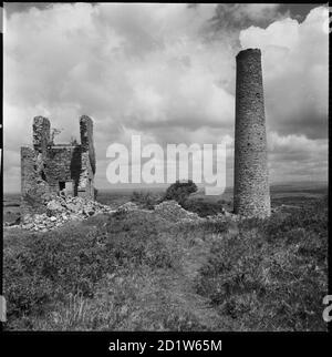 Das Maschinenhaus im Nordosten und der freistehende Kamin bei der Mine Wheal Jenkin, Caradon Hill, Minions, Linkinhorne, Cornwall, Großbritannien. Stockfoto