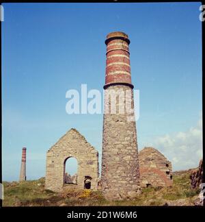 Schornstein und Maschinenhaus bleibt in Levant Mine, Levant Road, Trewellard, St. Just, Cornwall, Großbritannien. Stockfoto