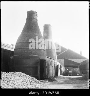 Die Flaschenöfen in Joiner's Square Mill, neben dem Caldon Canal, von Westen betrachtet, Joiner's Square Mill, Fenton Road, Joiner's Square, Hanley, Stoke-on-Trent, Staffordshire, Großbritannien. Stockfoto