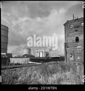 Ein Blick über den Trent & Mersey Kanal mit Blick auf die Etruria Gas Works, Etruscan Street, Etruria, Hanley, Stoke-on-Trent, Staffordshire, Großbritannien. Stockfoto