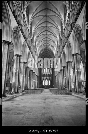 Innenansicht des Kirchenschiffs der Kathedrale, Salisbury Cathedral, The Close, Salisbury, Wiltshire, UK. Stockfoto