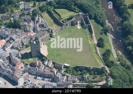 Die Überreste von Richmond Castle, Richmond, North Yorkshire. Luftaufnahme. Stockfoto