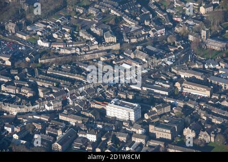 Das Stadtzentrum und die Hauptstraße, Skipton, North Yorkshire. Luftaufnahme. Stockfoto